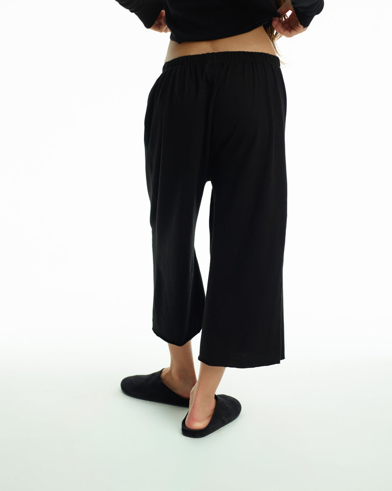 Capri in Black