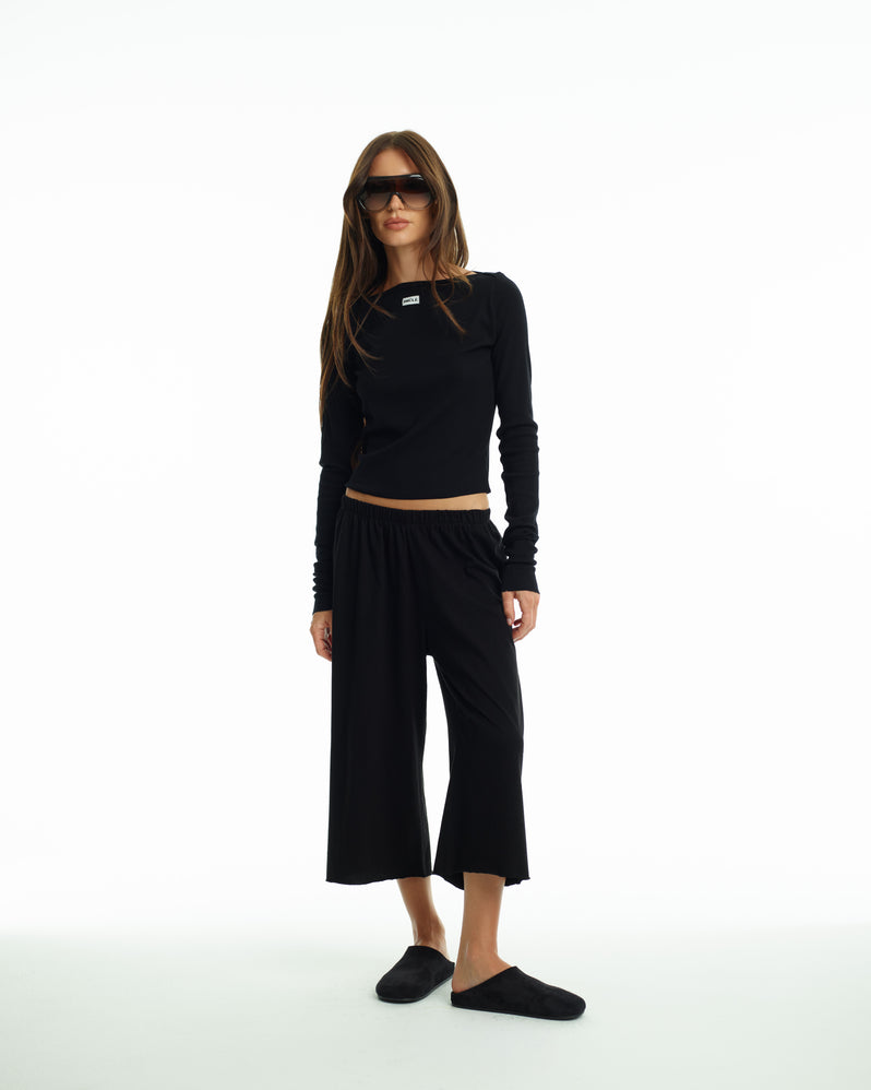 Capri in Black