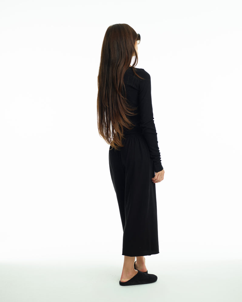 Capri in Black