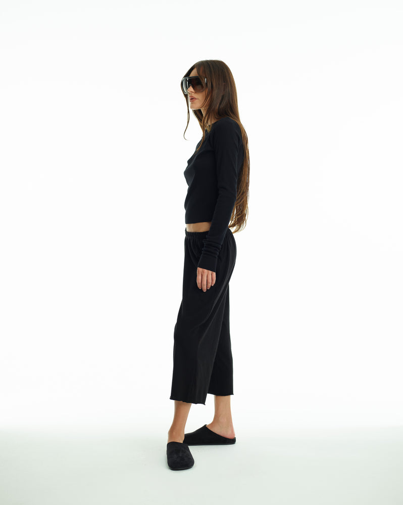 Capri in Black