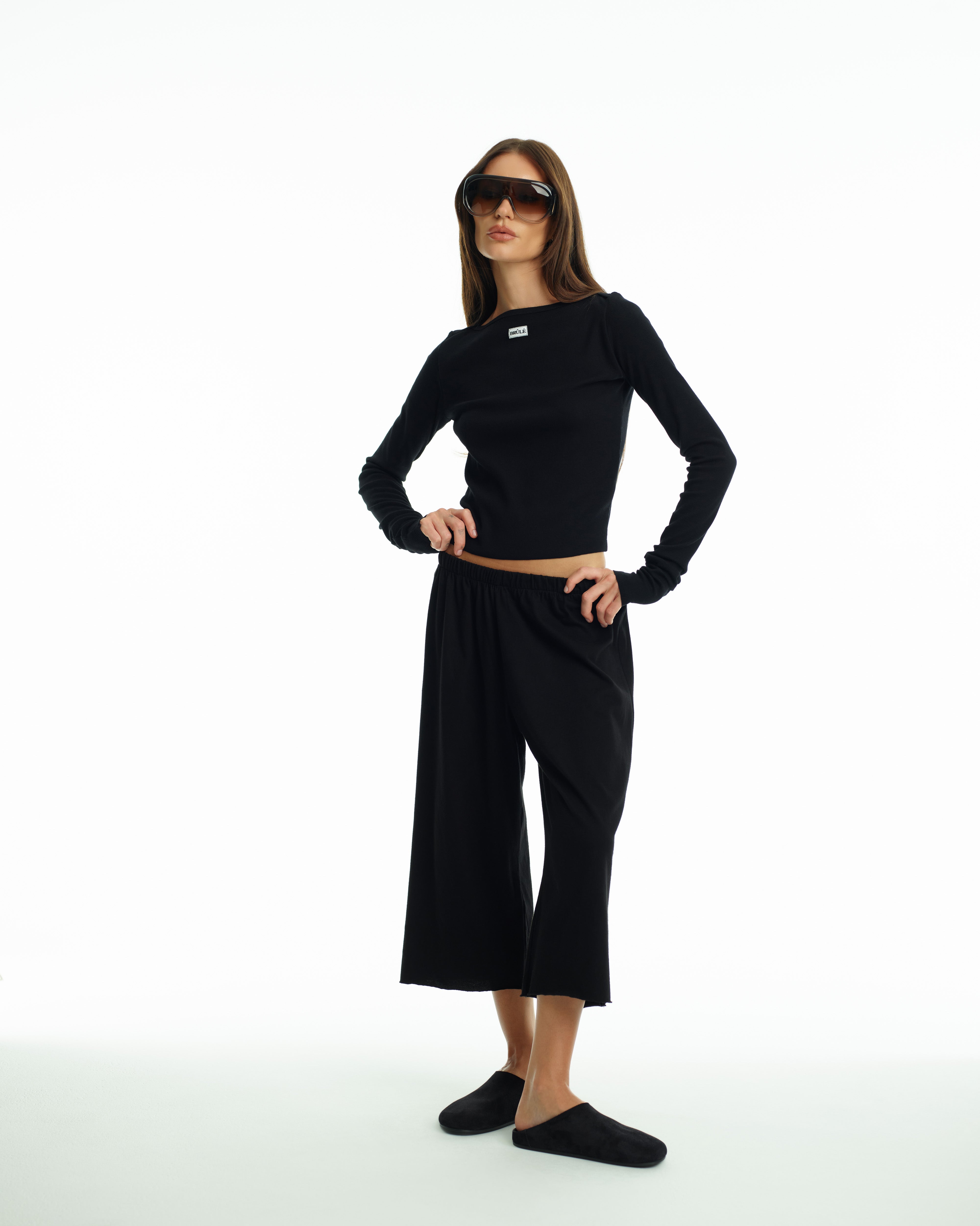 Capri in Black
