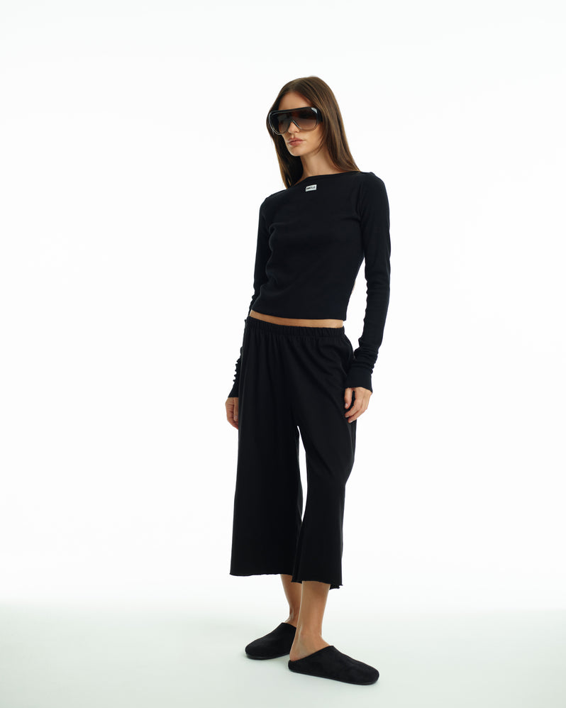 Capri in Black
