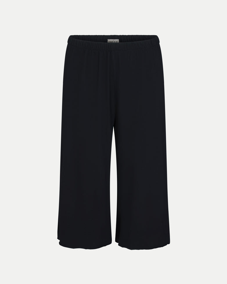 Capri in Black