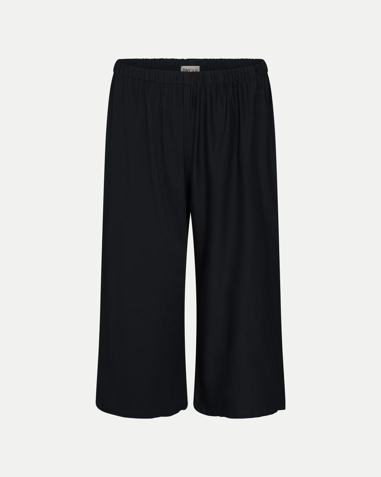 Capri in Black