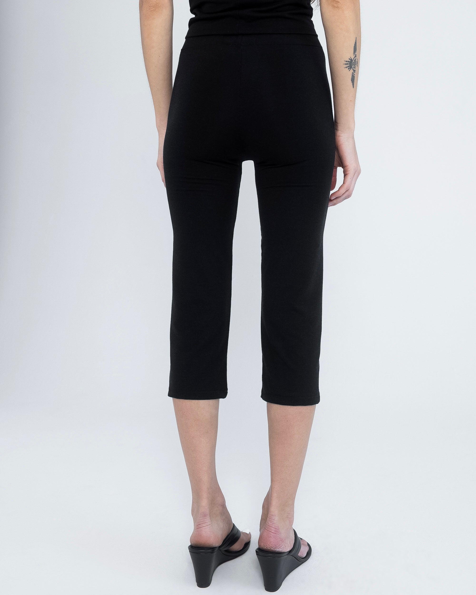 Capri in Black